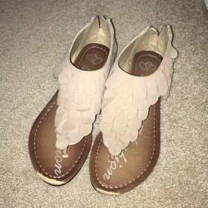 Scalloped dusty cream/gray sandals